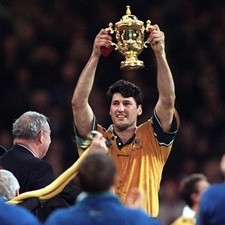 John Eales lifts the Webb Ellis Cup after victory over France in the RWC 1999 final.