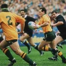 David Campese takes on the New Zealand defence in Australia's semi-final win at RWC 1991.