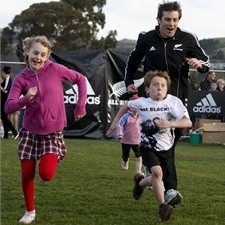 Conrad Smith challenges youngsters to a sprint in Christchurch