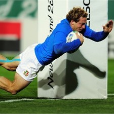 Giulio Toniolatti scores his second try to bring up Italy's bonus point