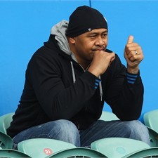 Jonah Lomu gives a thumbs up as he watches Australia training