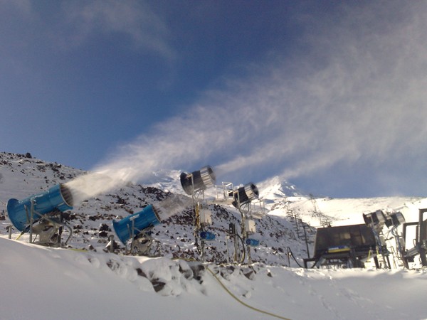 Hectic snowmaking and bluebird days ensure early opening for Turoa�s Alpine Meadow