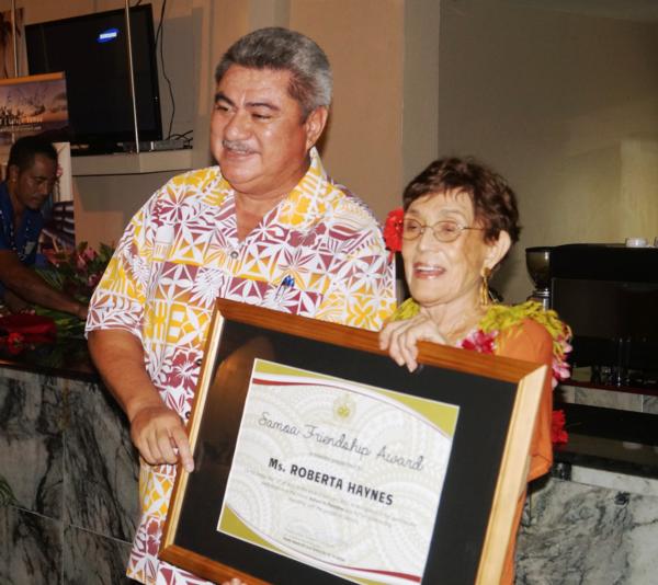 Hollywood Actress Roberta Haynes receives her thank you award from the Deputy Prime Minister of the Government of Samoa