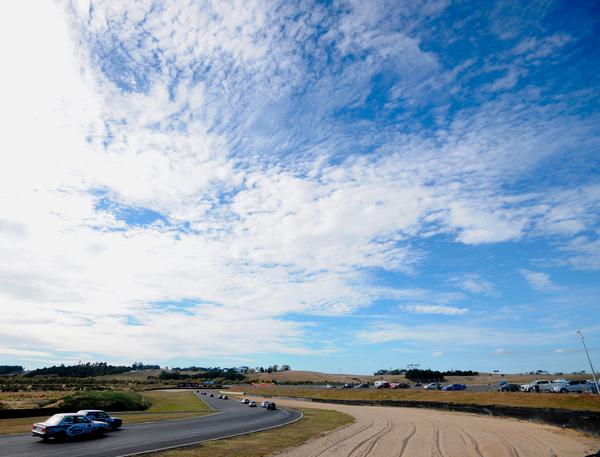 Perfect weather for BMW racing at Hampton Downs