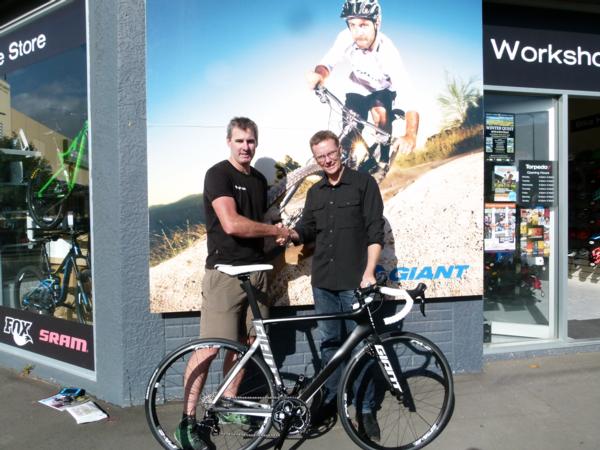 Ian (Right) receiving his bike from Giant and Torpedo7's local store Manager Graeme Allen.