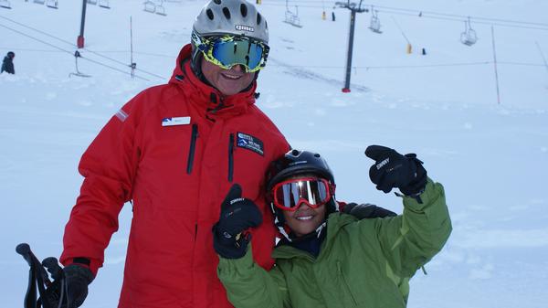 Tyler from Queensland gives the thumbs up to Mt Hutt ski instructor Barry.