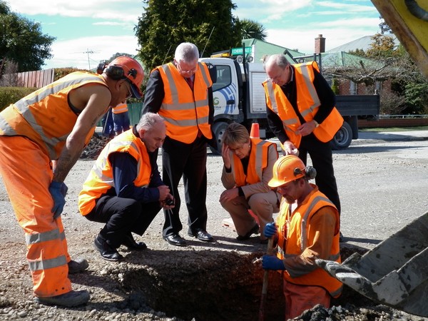 Wellington Mayor Kerry Prendergast visits her staff working in the field in Kaiapoi assisting with restoration of essential services. 