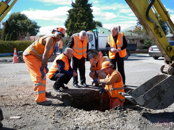 Wellington Mayor Kerry Prendergast visits her staff working in the field in Kaiapoi assisting with restoration of essential services. 