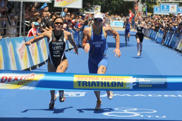New Zealand�s Andrea Hewitt (left) and Sweden�s Lisa Norden cross the line together with a time of 2:05:58
