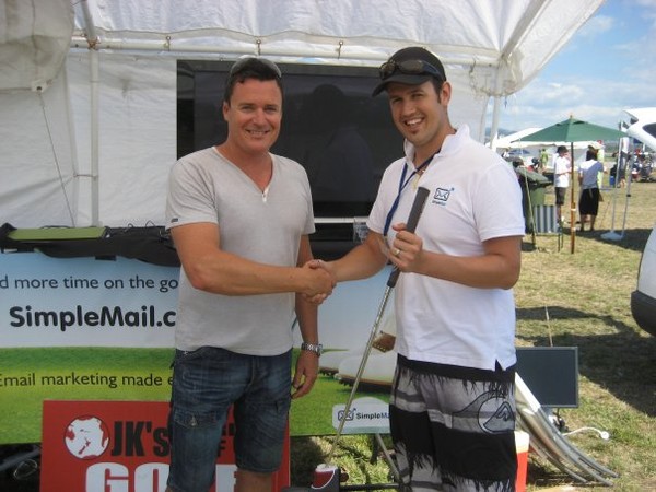 SimpleMail Director, Ryan Kilfoil, congratulates Stephen Bagge, winner of the hole in one challenge at the Tauranga City Airshow