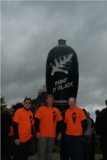 From left to right: Don Cameron, Deputy Mayor, Bruce Rollison Vegetable Growers Association and Andy Donald ex All Black and local farmer unveil New Zealand's largest mascot.