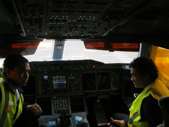 Andee Nanai (left) and Lafi Loia (right) in the cockpit of the Emirates A380