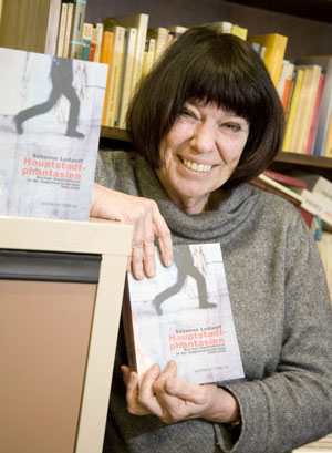 Dr Susanne Ledanff with her new book on Berlin in contemporary literature.