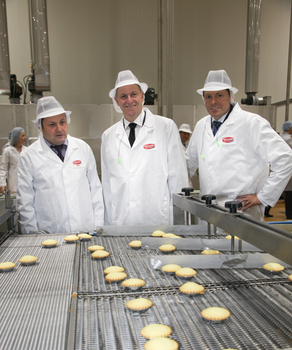 (L-R) Hansells Food Group Executive Director Ross MacKenzie, Prime Minister John Key and Hansells Food Group Chief Executive Office John McKay