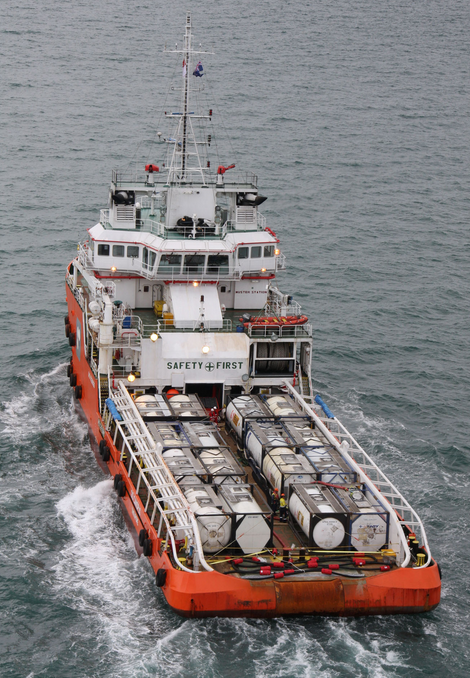 The rear of the bollard pull tug Go Canopus, heading to Rena to begin fuel transfer operations from the engine rooms. 