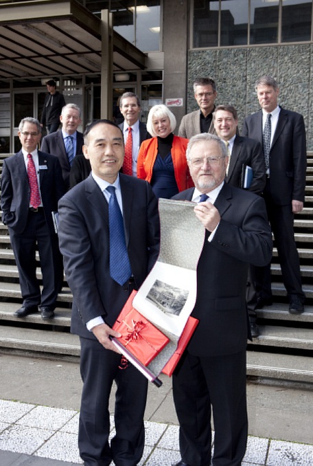 Dr Wood with Tsinghua Professor Yuan Si.