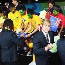 Well-wishers greet James O'Connor and his fellow Wallabies in Auckland