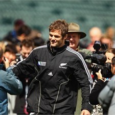 McCaw, at Wednesday's training, will play against Pumas despite foot injury