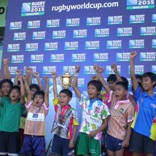 Young Filipino Rugby fans show their excitement at seeing the Webb Ellis Cup in Manila.