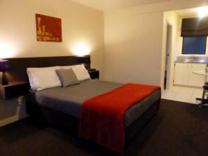 Big motel with great facilities with a booming business is selling it's leasehold interest (business)