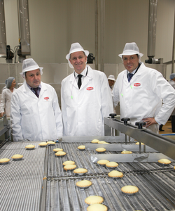 (L-R) Hansells Food Group Executive Director Ross MacKenzie, Prime Minister John Key and Hansells Food Group Chief Executive Office John McKay