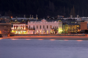 The evening view to Eichardt's Private Hotel.