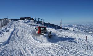 Snow groomer near Summit Six chairlift at Mt Hutt