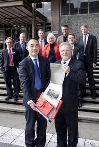 Dr Wood with Tsinghua Professor Yuan Si.