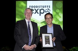 Steve Anderson (Foodstuffs) & Baden Ngan Kee (Fonterra Brands) with the Best National Promotion Award.