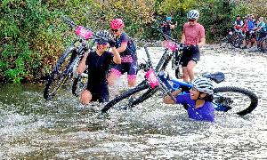 Womens Start &#8211; Samara Sheppard (1001) and Mary Anne Moller (1005) got caught napping in Karapoti's famous start.