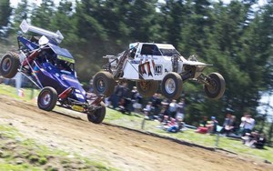 NZ1 Daniel Powell leaps past Dennis Andreassend 
