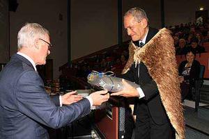 Vice-Chancellor Steve Maharey presenting Sir Mason with a gift.