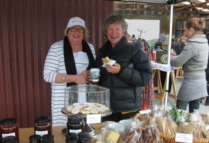 Gaye from Traditional Heritage Preserves with customer Jill Egerton.