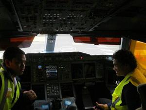 Andee Nanai (left) and Lafi Loia (right) in the cockpit of the Emirates A380