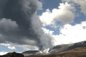 Mount Tongariro erupts 