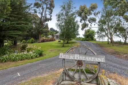Lodge B&B with country lifestyle property with income for sale located in Dunedin New Zealand