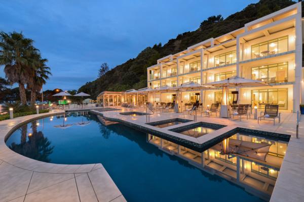Award-winning Paihia Beach Resort & Spa donate to the Mid North Family Support dinner and auction evening.