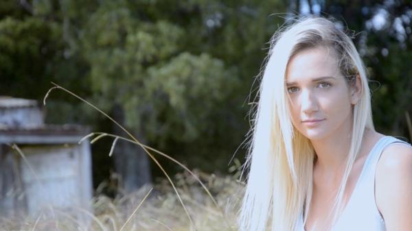 Rising Singer/Songwriter Auckland based Beth Danelle launches hot new single.