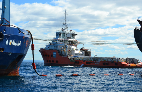 The Go Canopus and the Awanuia receive oil from the Rena.