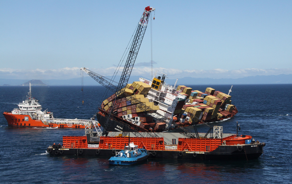 The container retrieval vessel SeaTow 60 being positioned next to Rena.