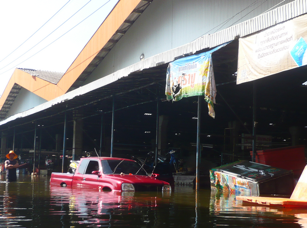 Flooded wet market in Rang Sit.