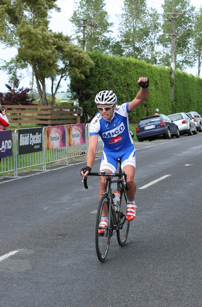 Jeremy Yates wins the male elite 110km title.