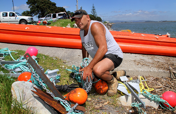 Oil spill responders ready to set up booms at Maket&#363;.