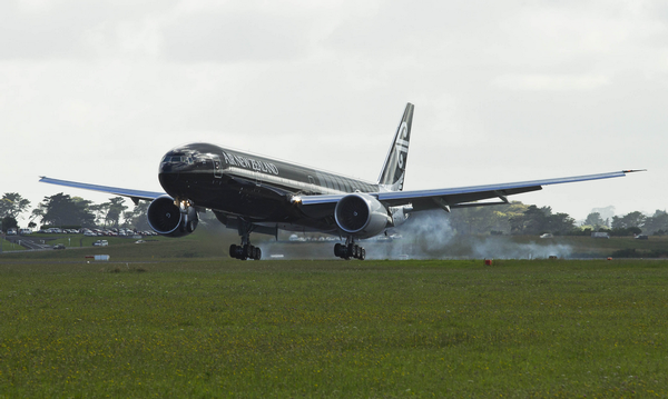 AirNZ 777-300 black landing