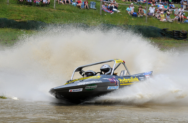 Leading the Suzuki Superboat category of the 2012 Jetpro Jetsprint Championship, Wanganui's Leighton and Kellie Minnell are out to extend their back-to-back wins at Featherston on Sunday.
