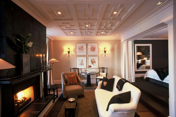 A suite at Eichardt's Private Hotel.