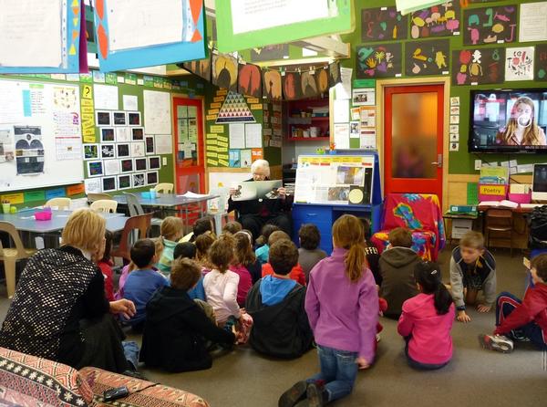 Dame Kate Harcourt reading at Island Bay School.