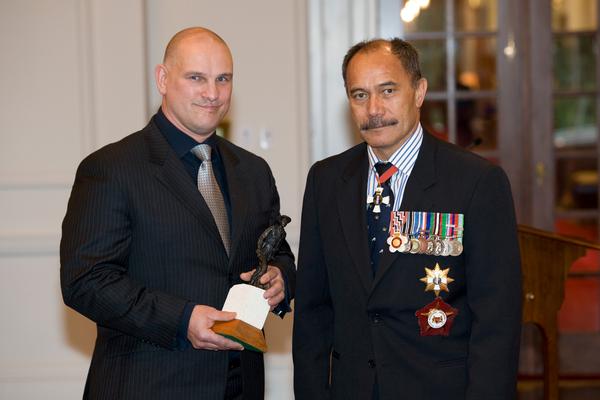  Darryl Smith receives the Charles Upham Award for Bravery from the Governor-General on behalf of the Smith family.