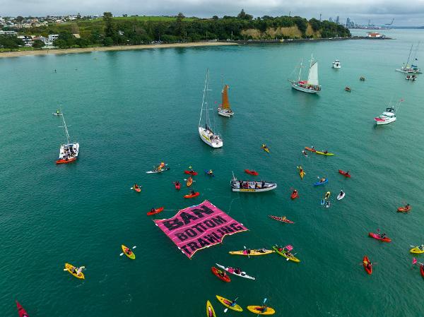 Hundreds turn out to oppose Hauraki Gulf bottom trawling