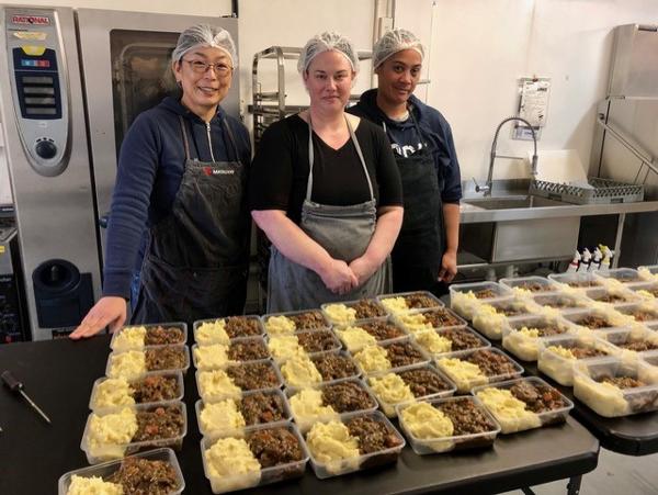 LtoR_Tomoko Matsushima_Sarah O'Brien_Sonnie McLean with a batch of delicious beef casserole
